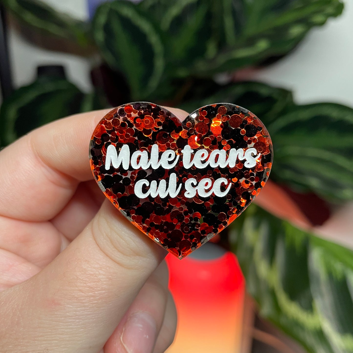 [CONTRÔLE TECHNIQUE] Broche "Male tears cul sec" en acrylique semi transparente avec des pois rouges et noirs
