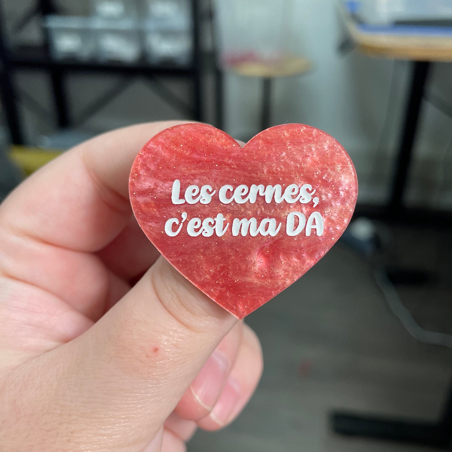 Broche "Les cernes c'est ma DA" en acrylique marbrée rose à paillettes