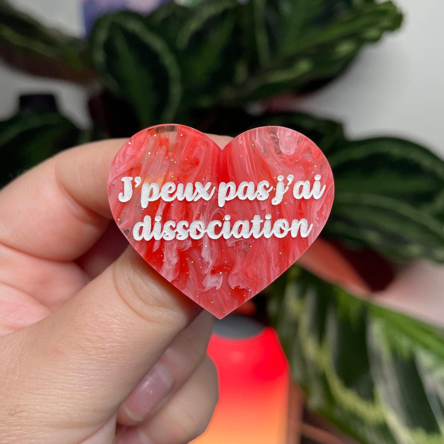 [CONTRÔLE TECHNIQUE] Broche "J'peux pas j'ai dissociation" en acrylique semi transparente marbrée rouge et rose