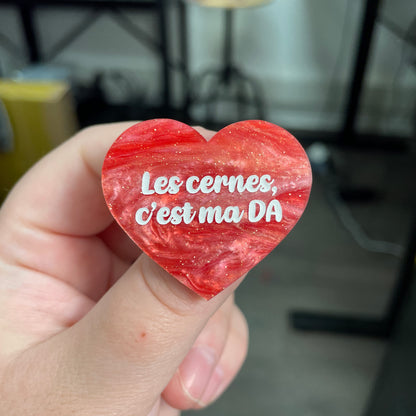 Broche "Les cernes c'est ma DA" en acrylique marbrée rose à paillettes