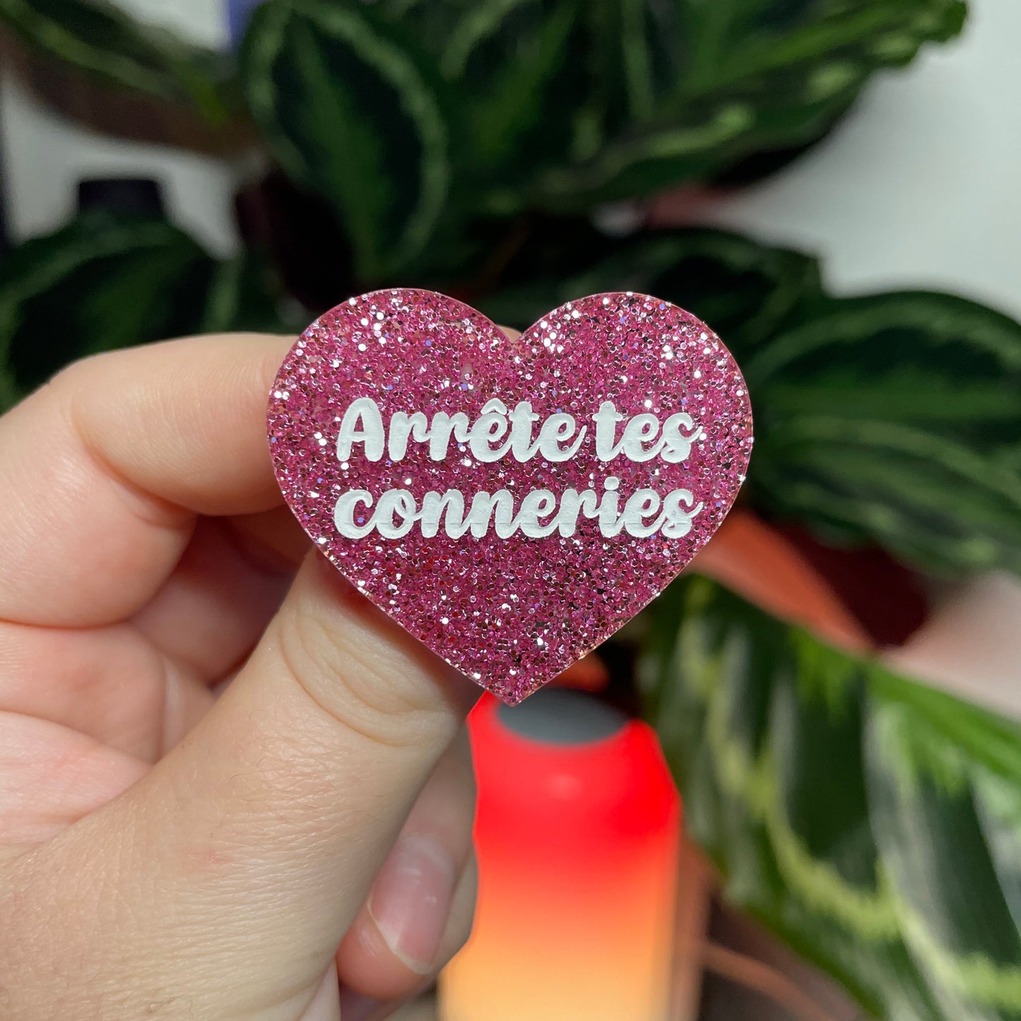 [CONTRÔLE TECHNIQUE] Broche "Arrête tes conneries" en acrylique à paillettes roses