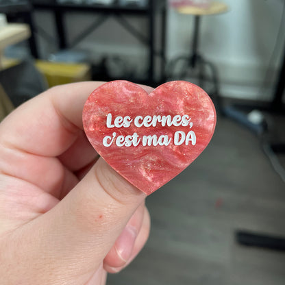 Broche "Les cernes c'est ma DA" en acrylique marbrée rose à paillettes