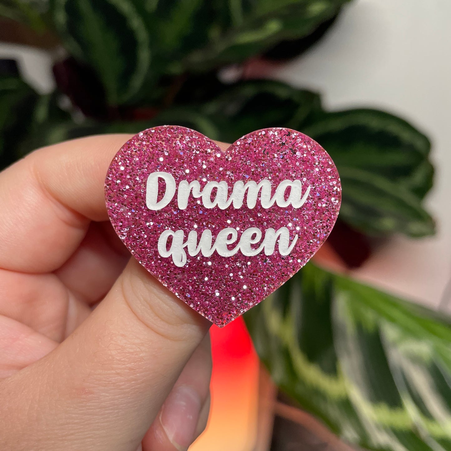 [CONTRÔLE TECHNIQUE] Broche "Drama queen" en acrylique à paillettes roses