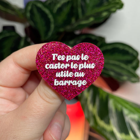 [CONTRÔLE TECHNIQUE] Broche "T'es pas le castor le plus utile au barrage" en acrylique à paillettes roses