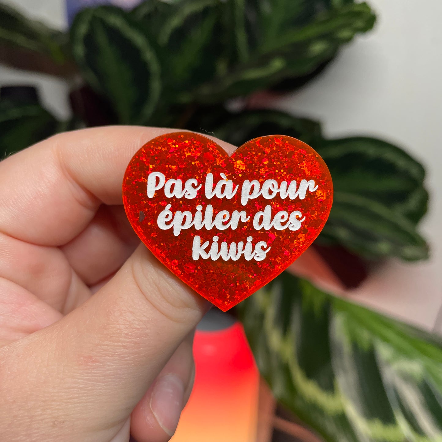 [CONTRÔLE TECHNIQUE] Broche "Pas là pour épiler des kiwis" en acrylique à paillettes oranges