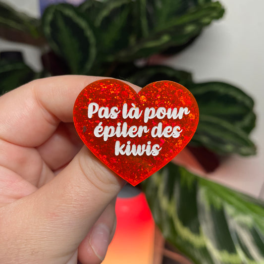 [CONTRÔLE TECHNIQUE] Broche "Pas là pour épiler des kiwis" en acrylique à paillettes oranges