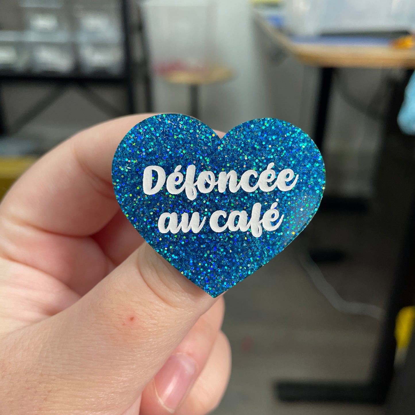 Broche "Défoncée au café" en acrylique à paillettes bleues