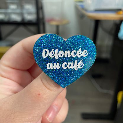 Broche "Défoncée au café" en acrylique à paillettes bleues