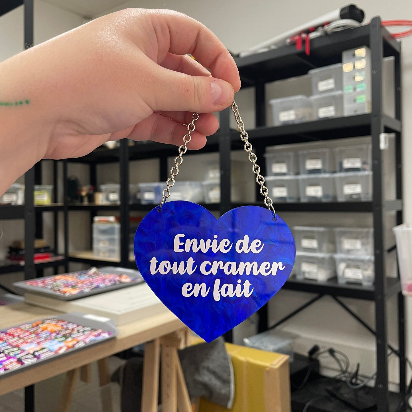 Mini murale "Envie de tout cramer en fait" en acrylique marbrée bleue