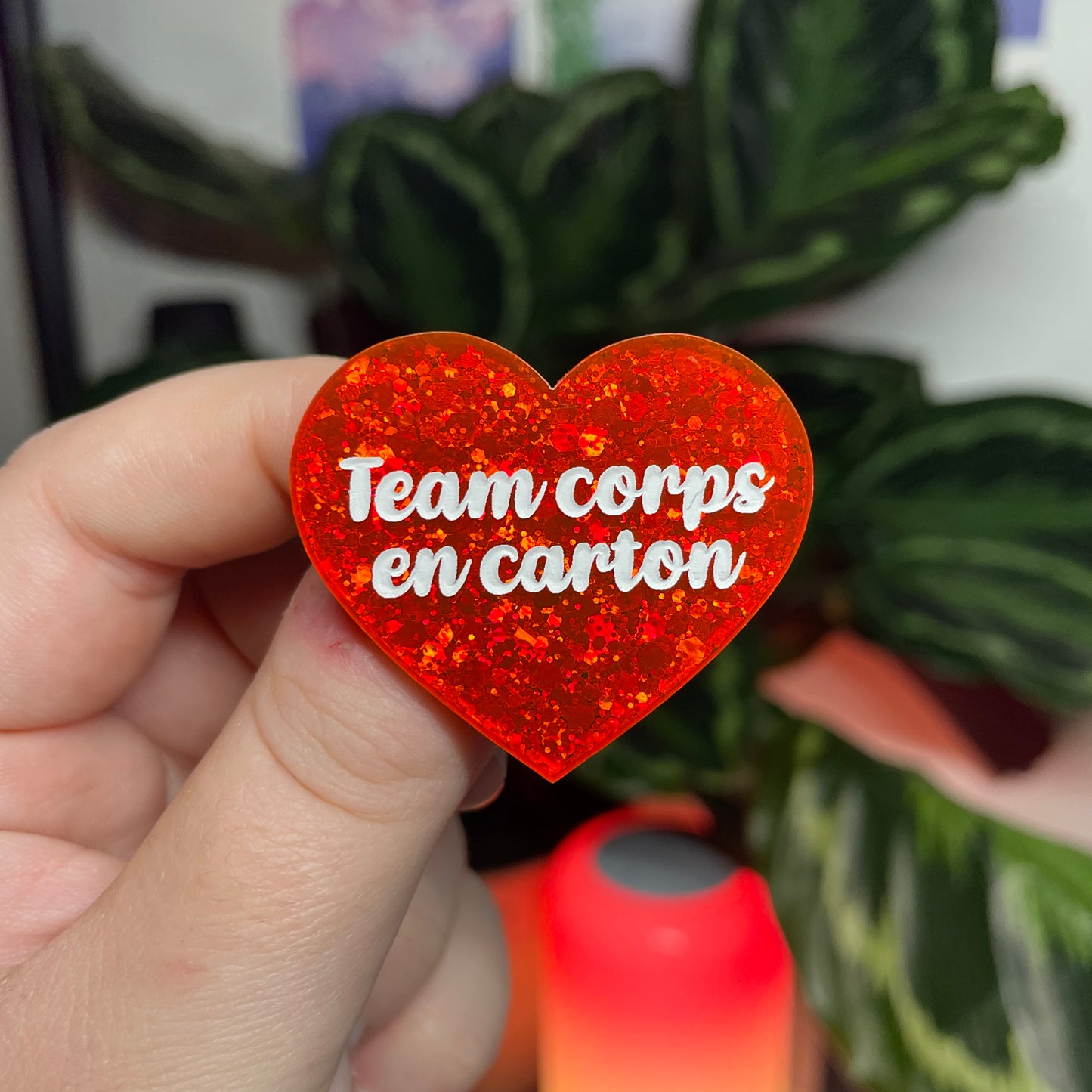 [CONTRÔLE TECHNIQUE] Broche "Team corps en carton" en acrylique à paillettes oranges