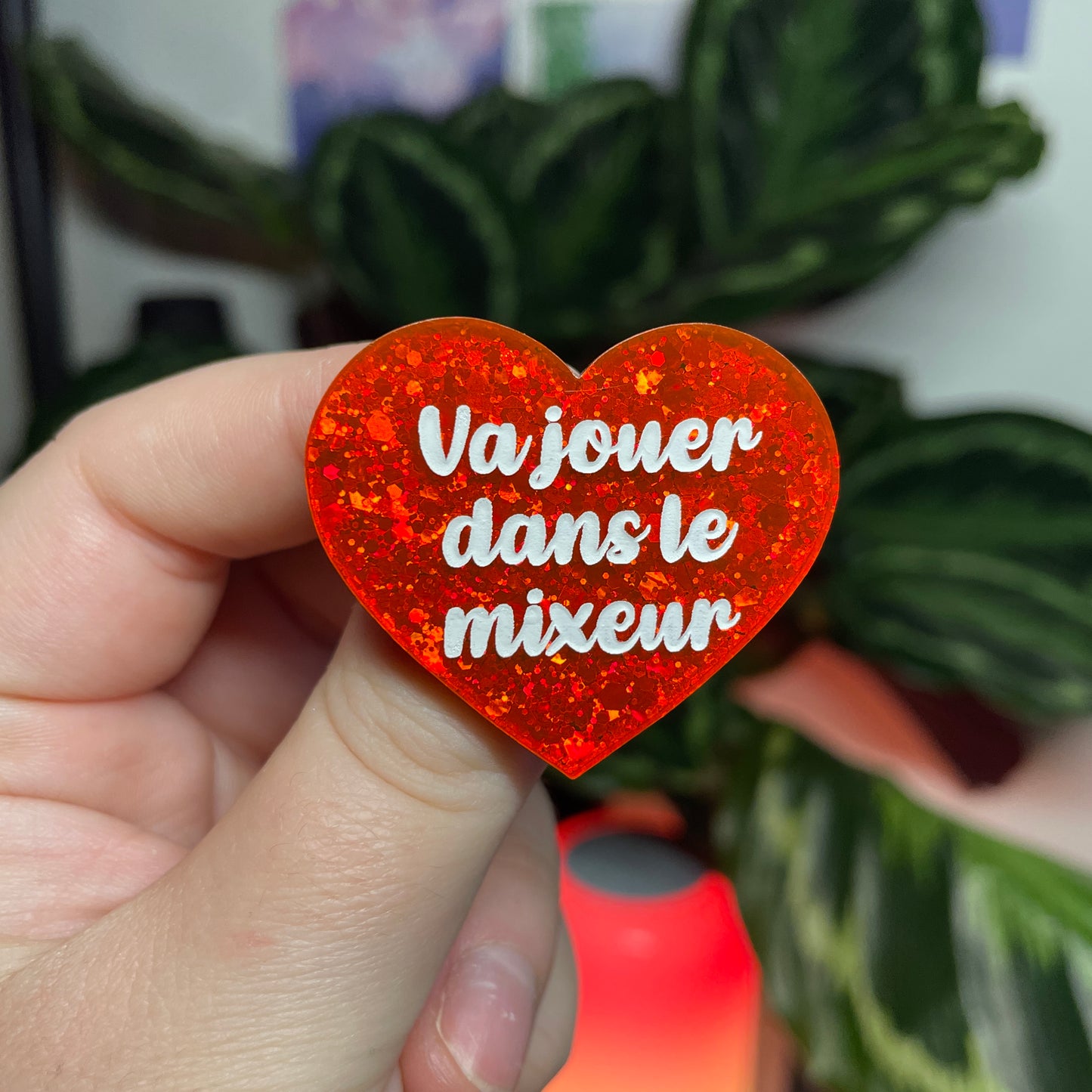 [CONTRÔLE TECHNIQUE] Broche "Va jouer dans le mixeur" en acrylique à paillettes oranges