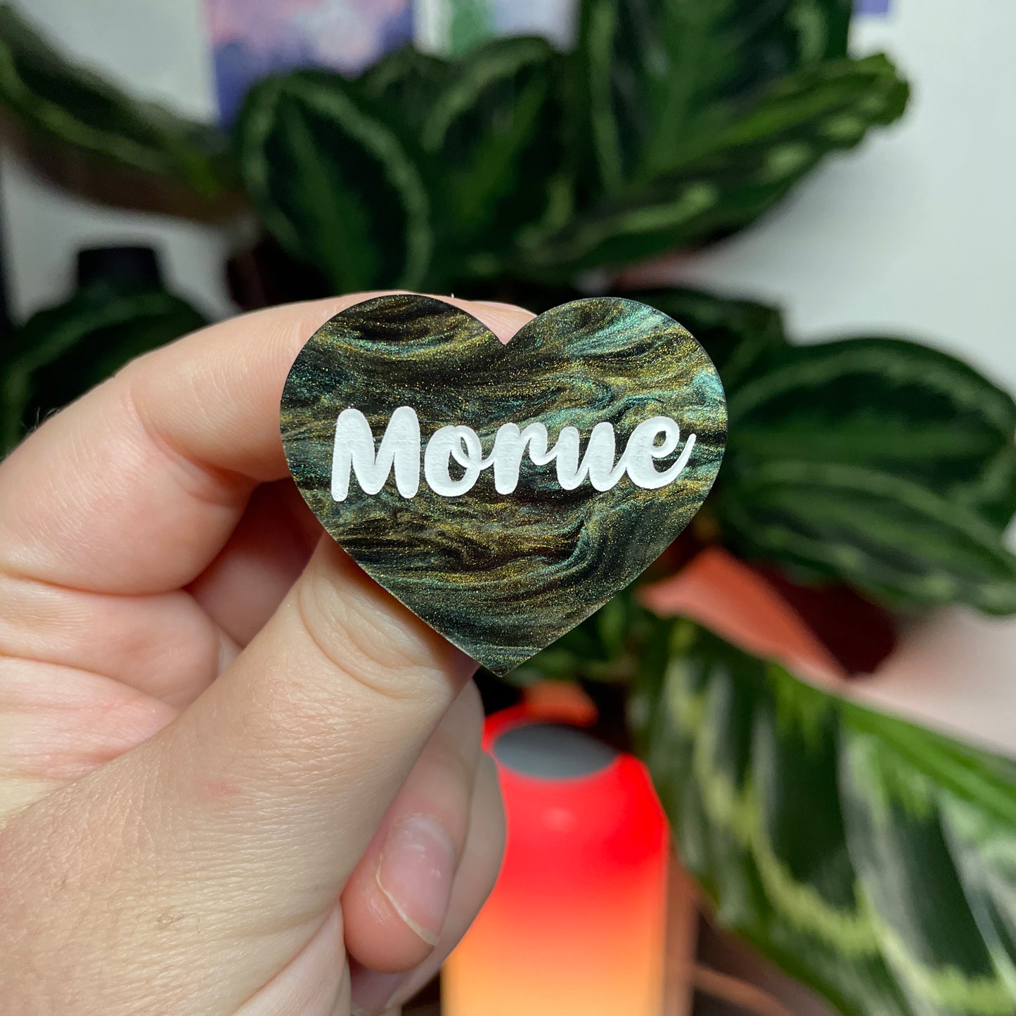 [CONTRÔLE TECHNIQUE] Broche "Morue" en acrylique marbrée verte, noire et dorée