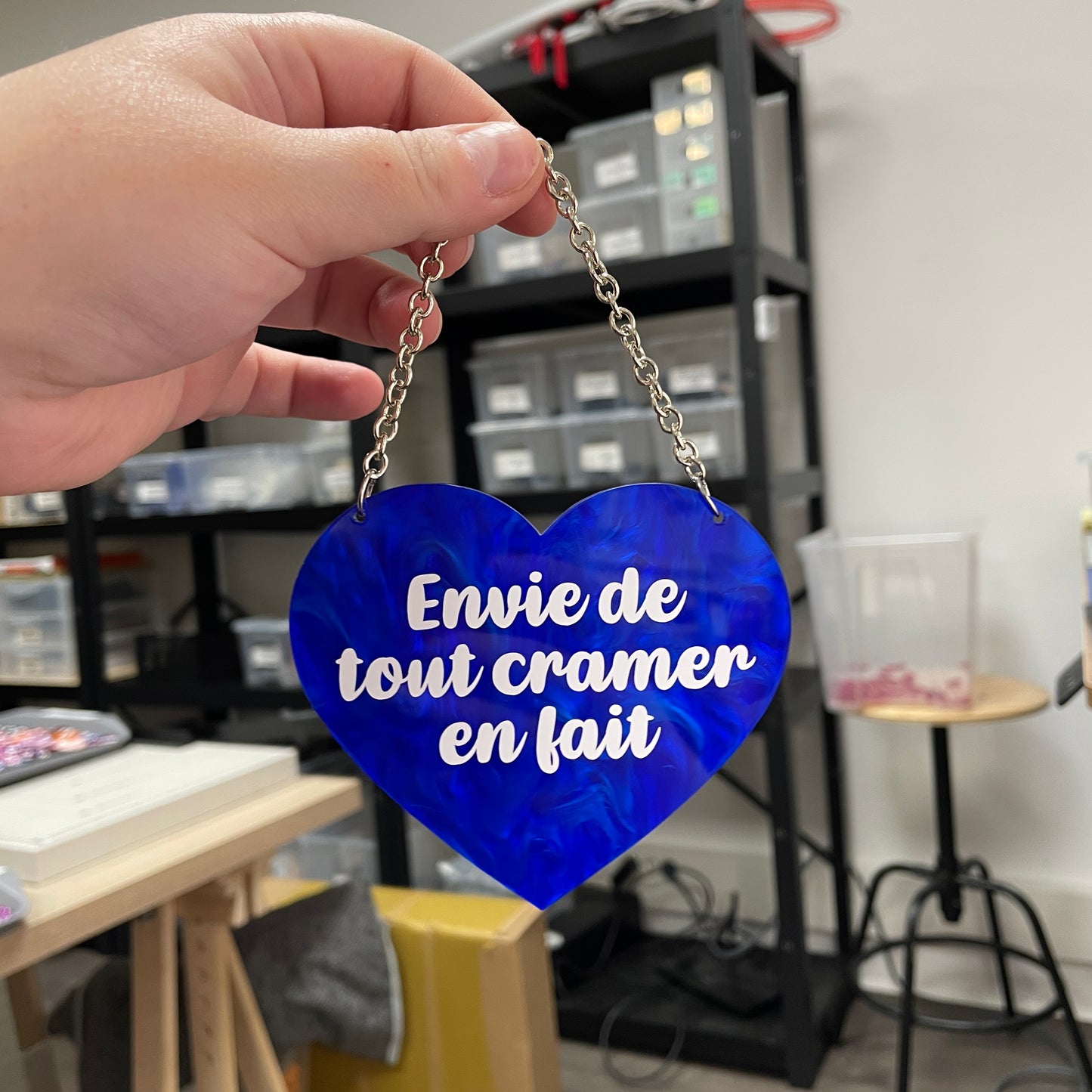 Mini murale "Envie de tout cramer en fait" en acrylique marbrée bleue
