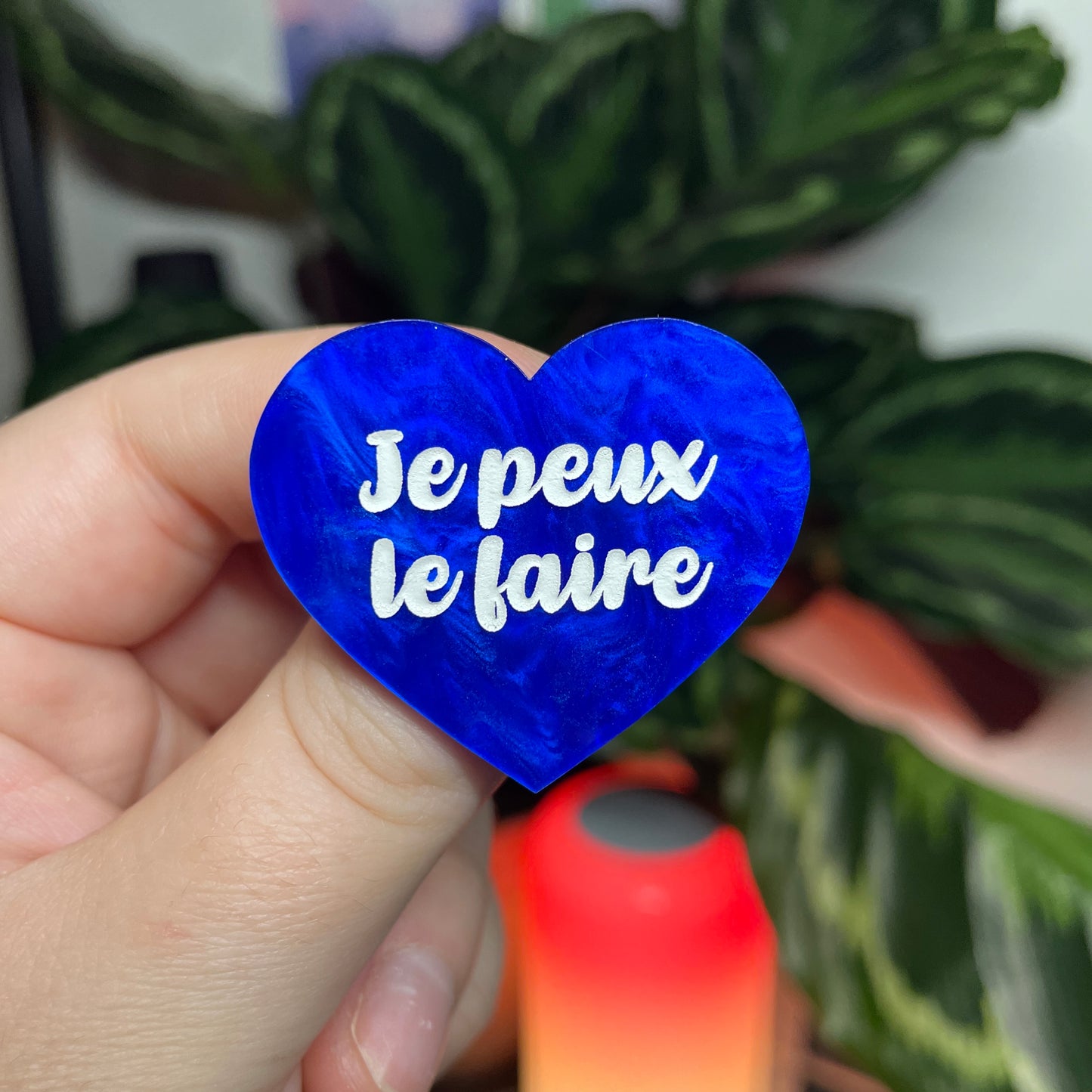 [CONTRÔLE TECHNIQUE] Broche "Je peux le faire" en acrylique marbrée bleue