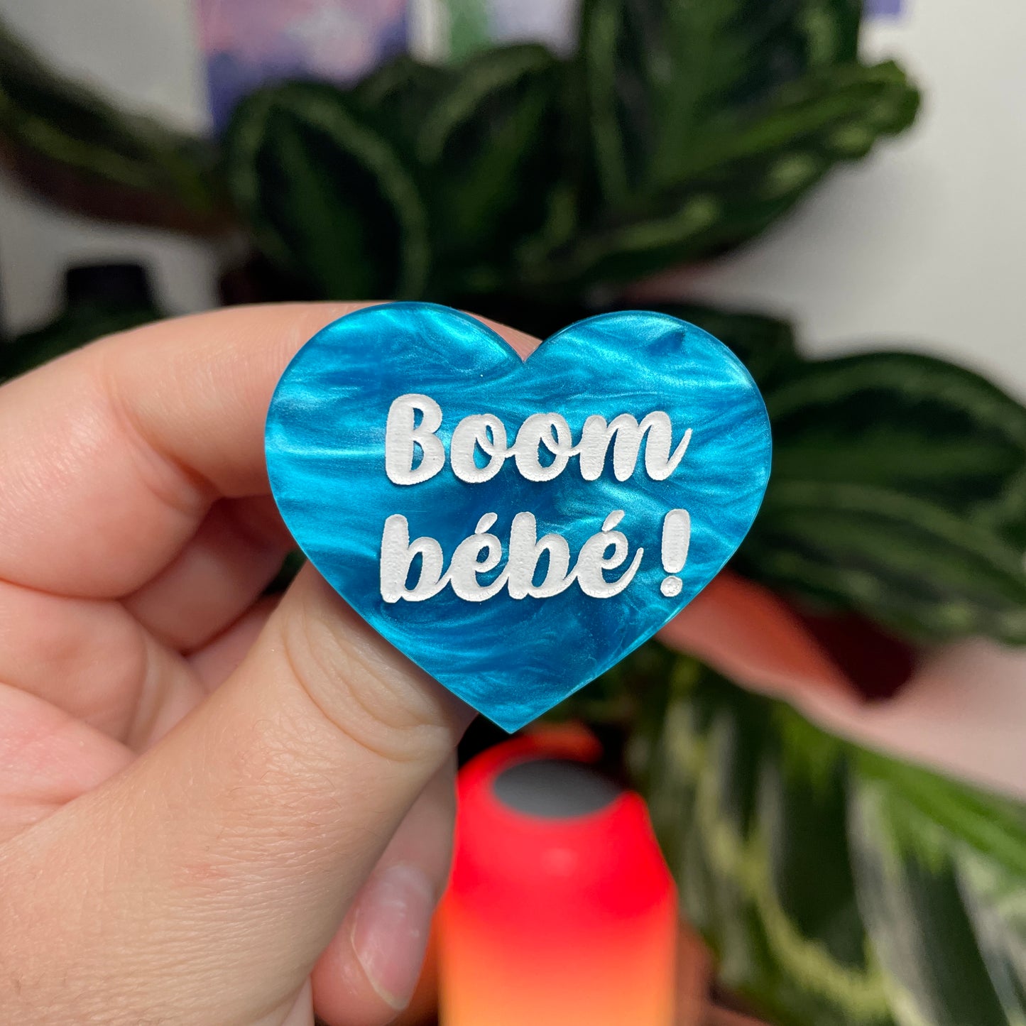 [CONTRÔLE TECHNIQUE] Broche "Boom bébé !" en acrylique marbrée bleue