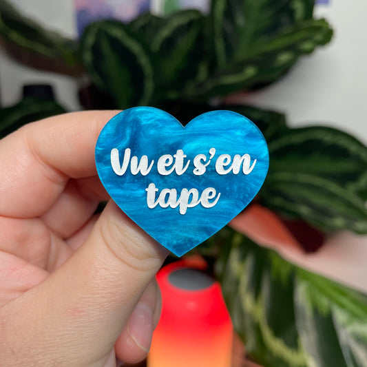 [CONTRÔLE TECHNIQUE] Broche "Vu et s'en tape" en acrylique marbrée bleue