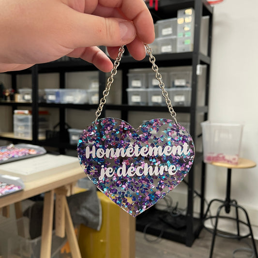 Mini murale "Honnêtement je déchire" en acrylique transparente avec des confettis coeurs