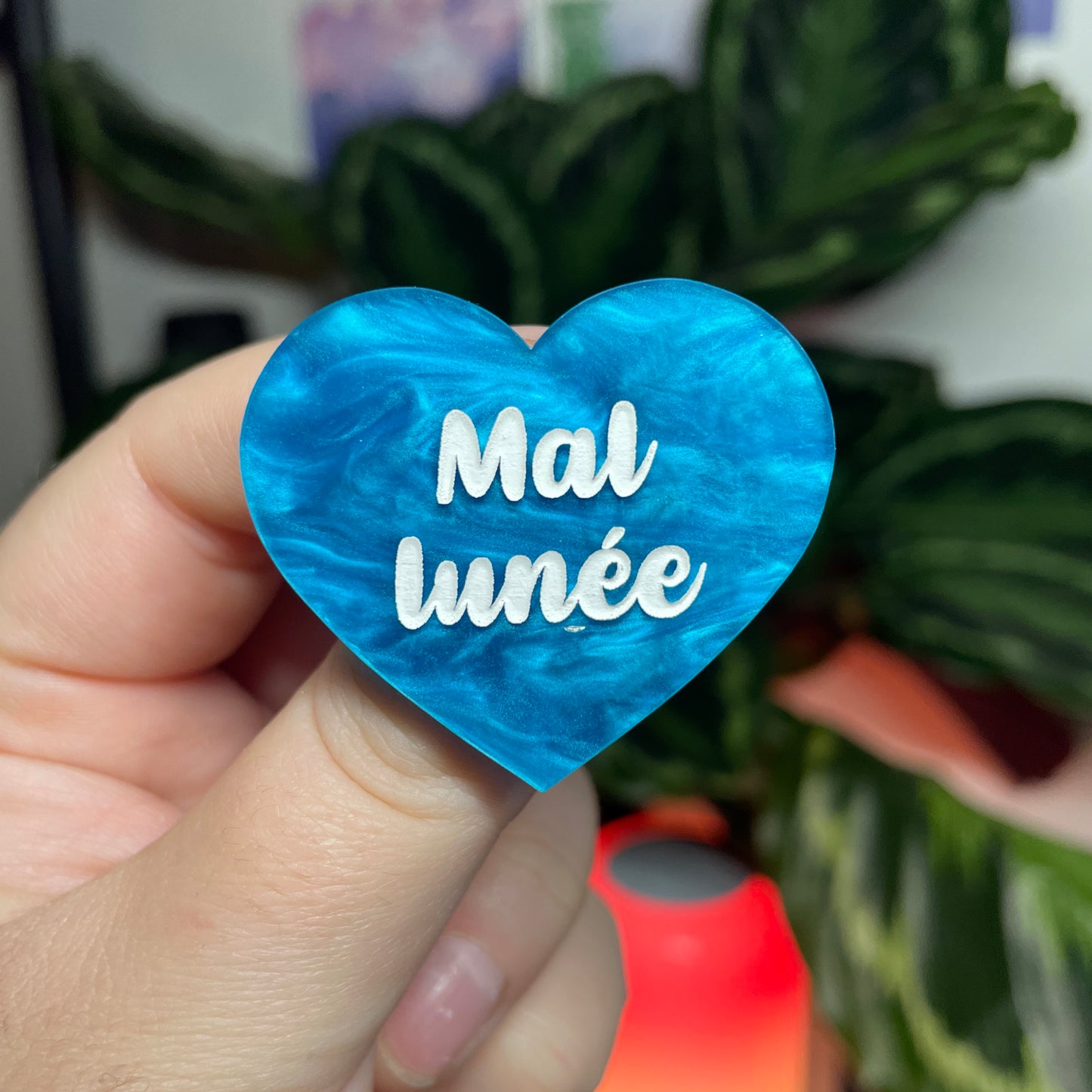 [CONTRÔLE TECHNIQUE] Broche "Mal lunée" en acrylique marbrée bleue
