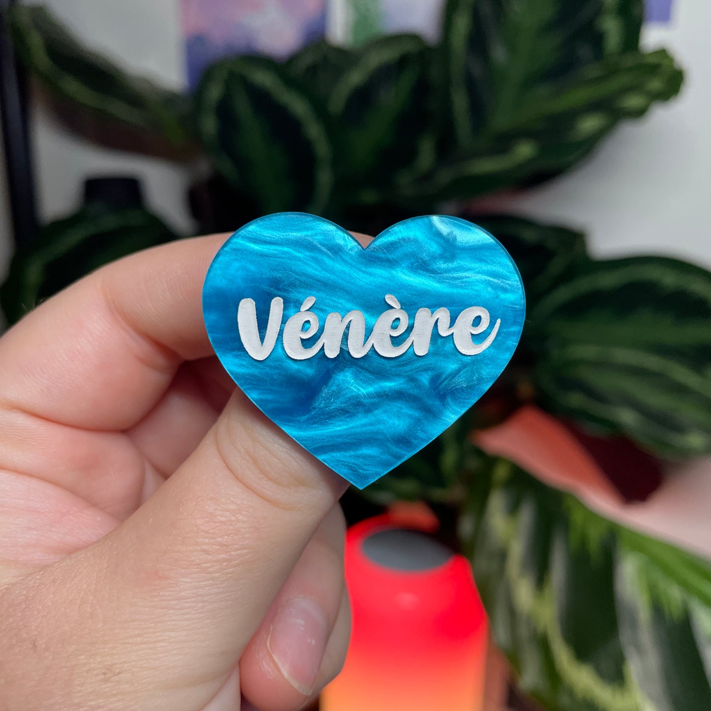 [CONTRÔLE TECHNIQUE] Broche "Vénère" en acrylique marbrée bleue