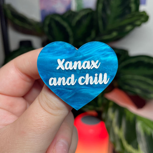[CONTRÔLE TECHNIQUE] Broche "Xanax and chill" en acrylique marbrée bleue