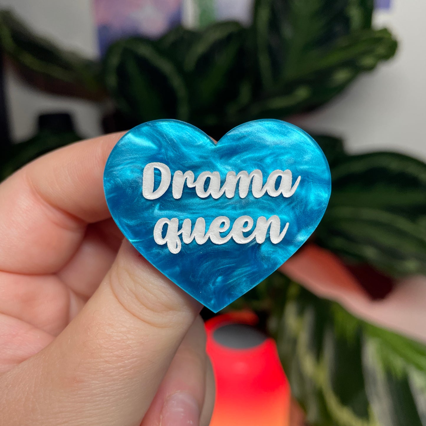 [CONTRÔLE TECHNIQUE] Broche "Drama queen" en acrylique marbrée bleue