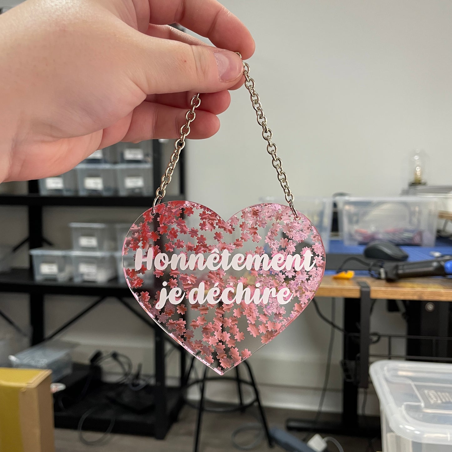 Mini murale "Honnêtement je déchire" en acrylique transparente avec des confettis fleurs de cerisier