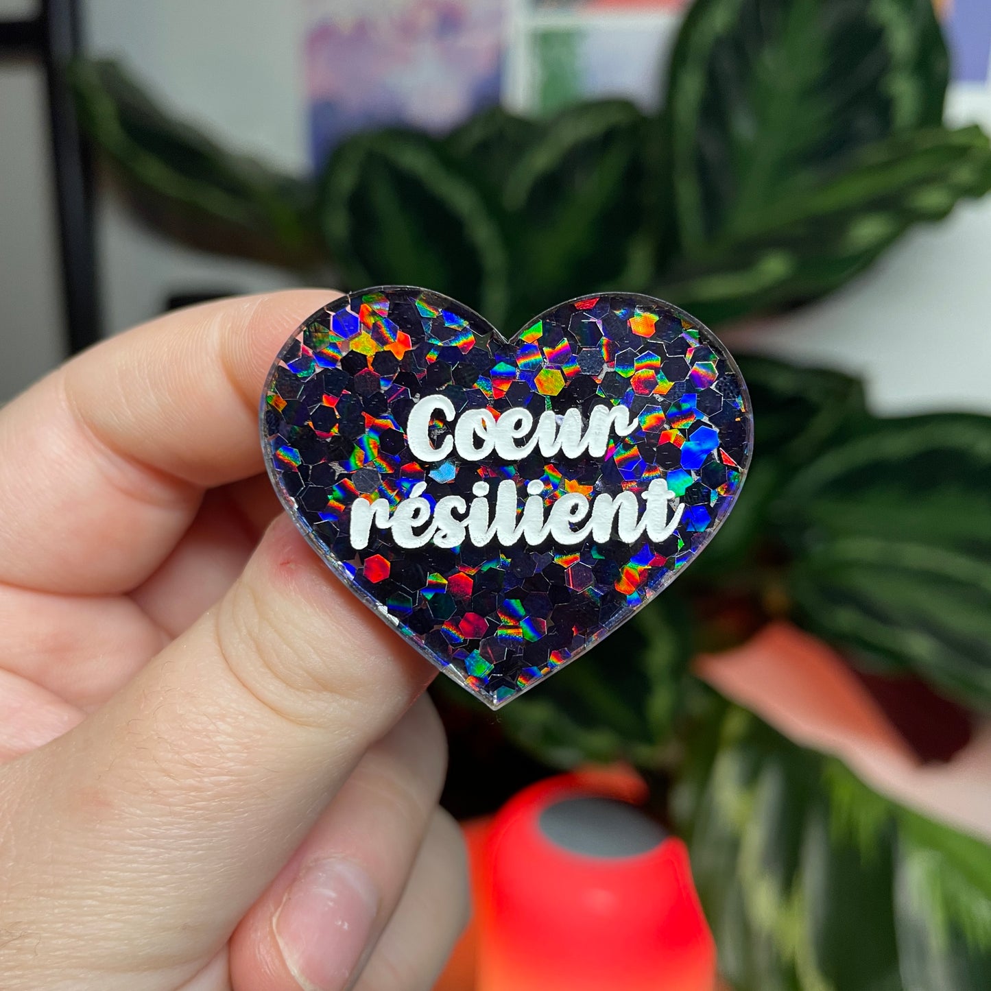 [CONTRÔLE TECHNIQUE] Broche "Coeur résilient" en acrylique semi transparente avec des confettis noirs