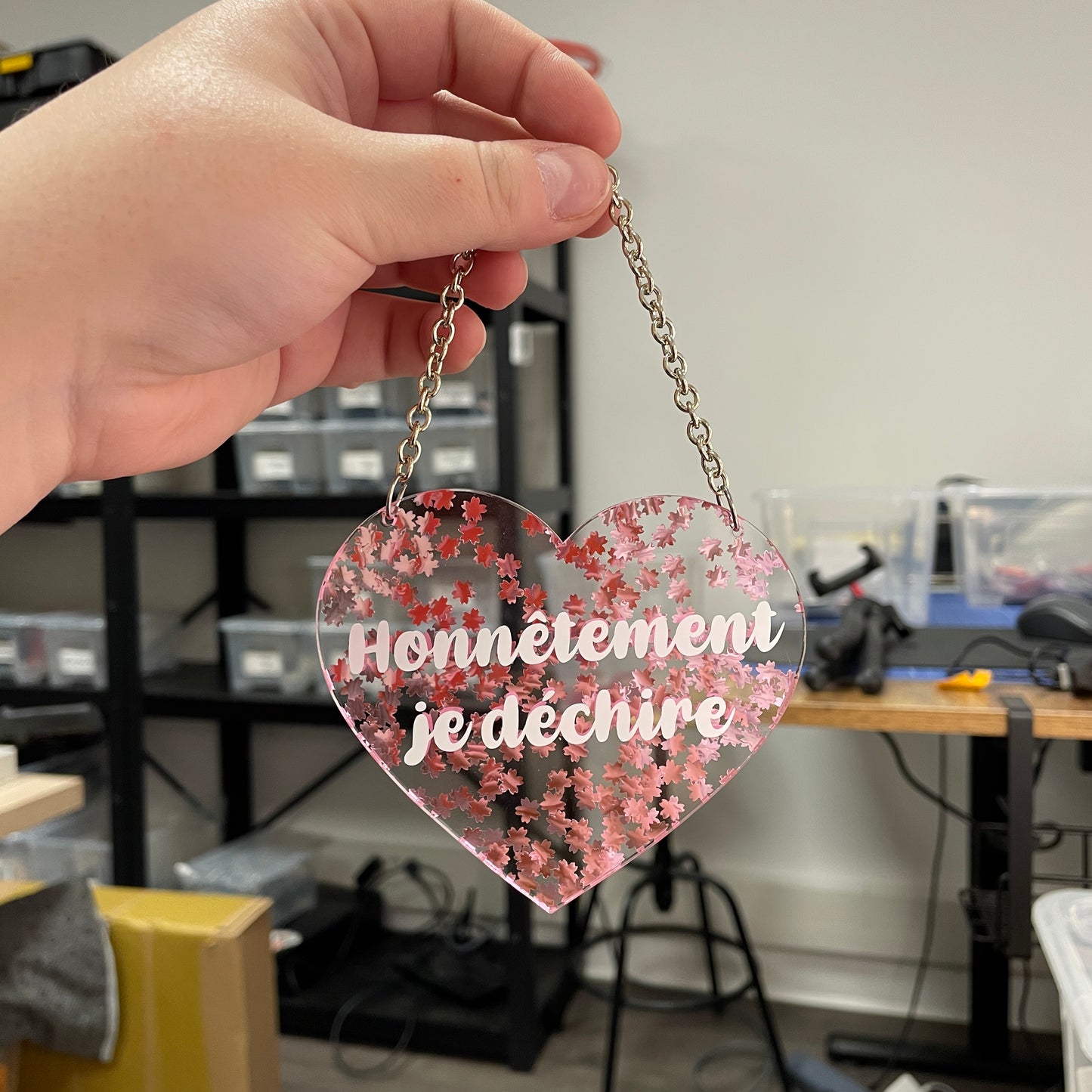 Mini murale "Honnêtement je déchire" en acrylique transparente avec des confettis fleurs de cerisier