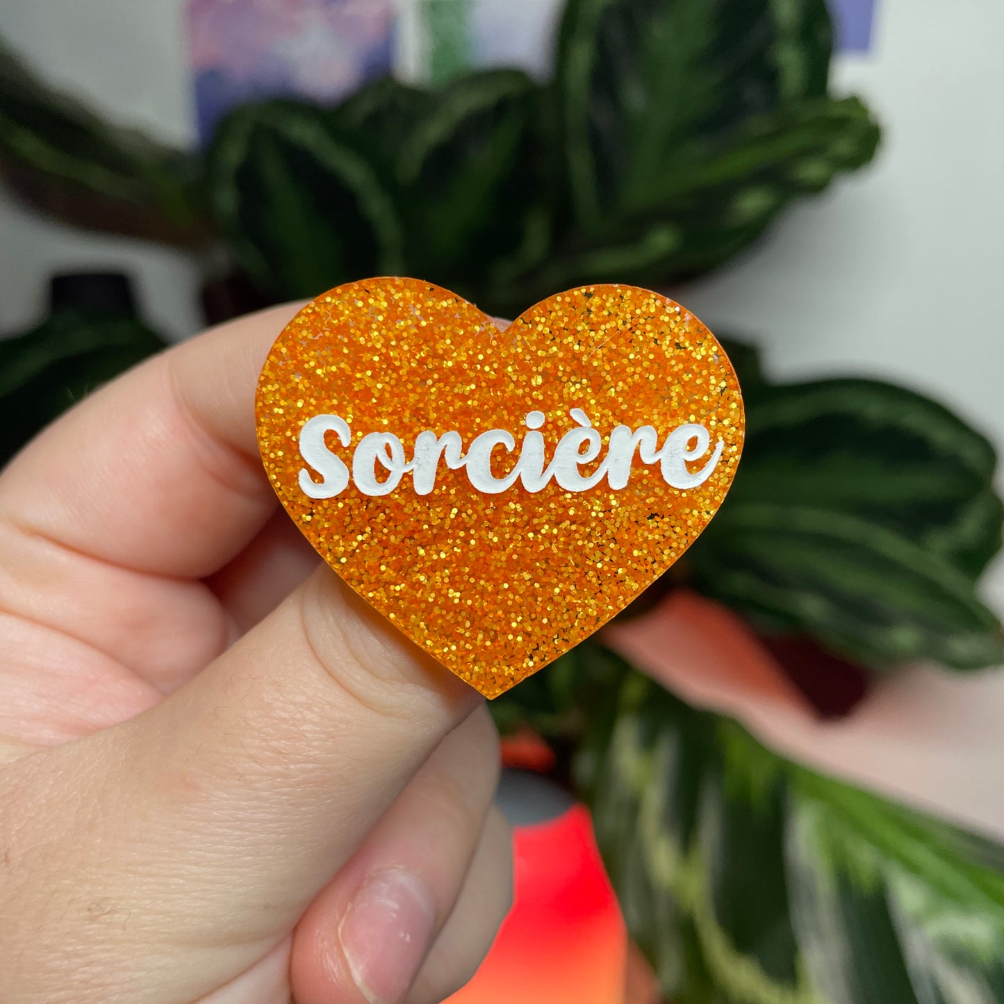 [CONTRÔLE TECHNIQUE] Broche "Sorcière" en acrylique à paillettes oranges