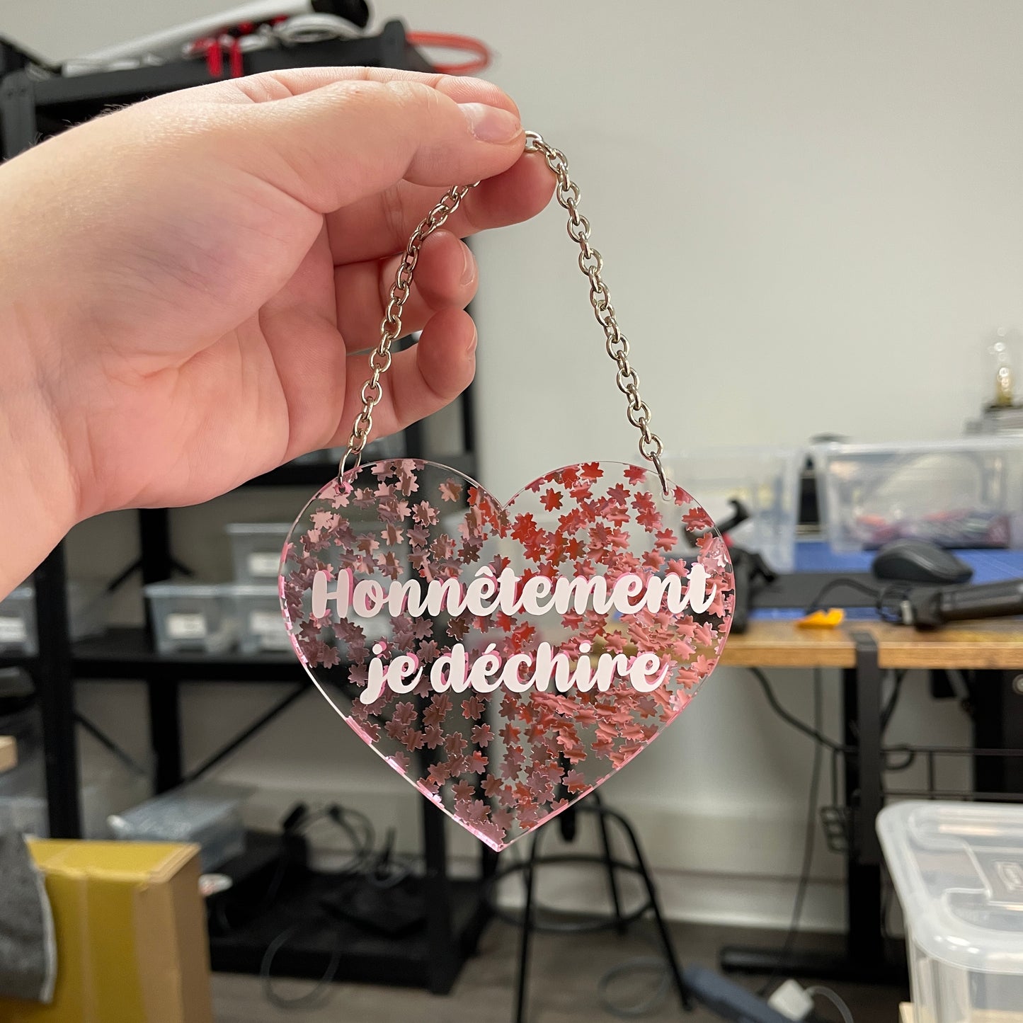 Mini murale "Honnêtement je déchire" en acrylique transparente avec des confettis fleurs de cerisier