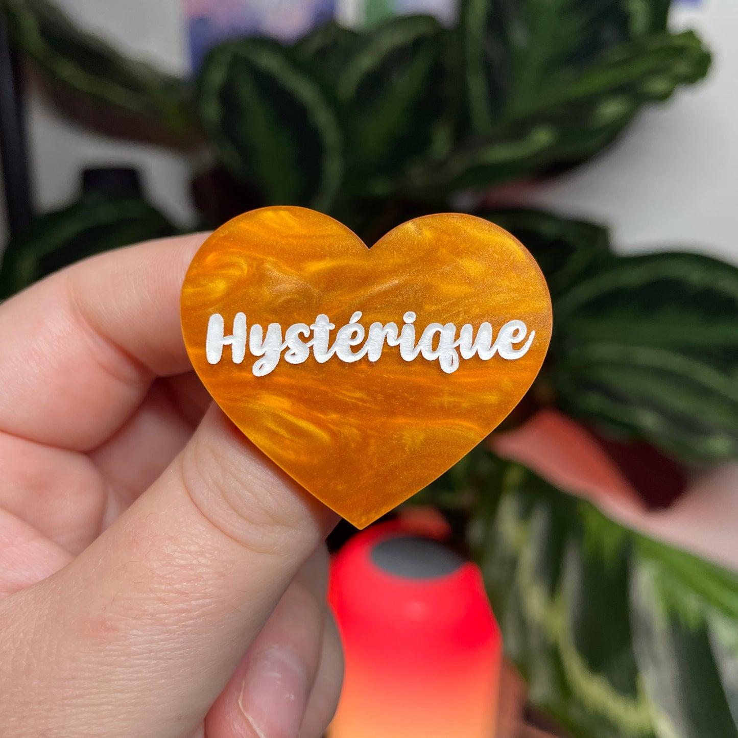 [CONTRÔLE TECHNIQUE] Broche "Hystérique" en acrylique marbrée orange