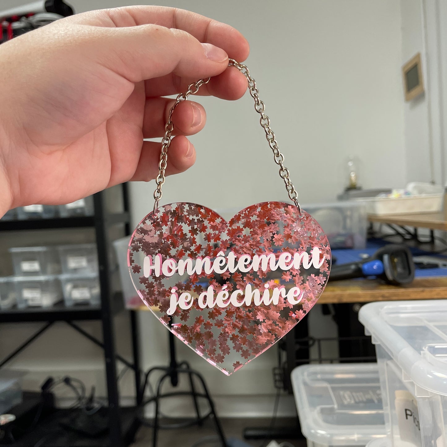 [CONTRÔLE TECHNIQUE] Mini murale "Honnêtement je déchire" en acrylique transparente avec des confettis fleurs de cerisier