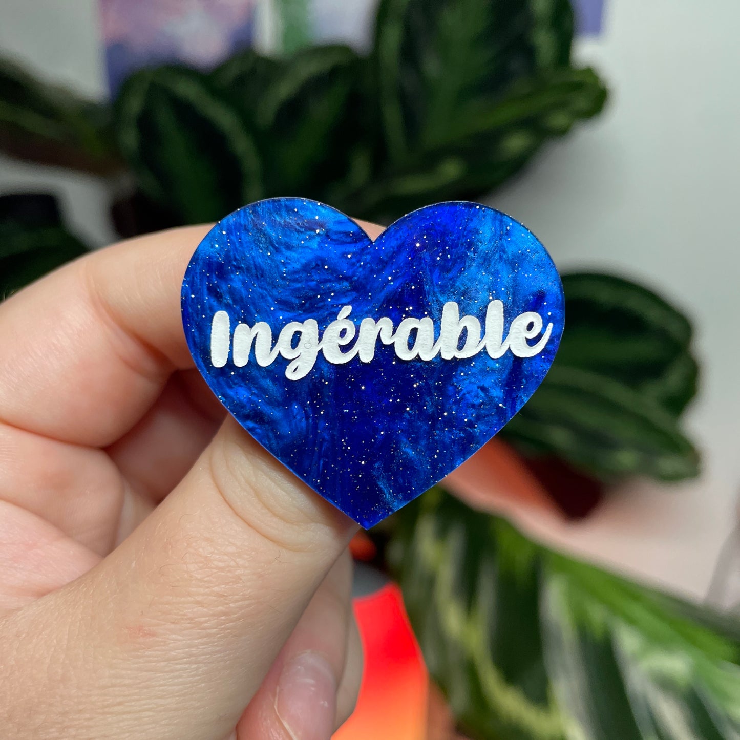 [CONTRÔLE TECHNIQUE] Broche "Ingérable" en acrylique marbrée bleue à paillettes