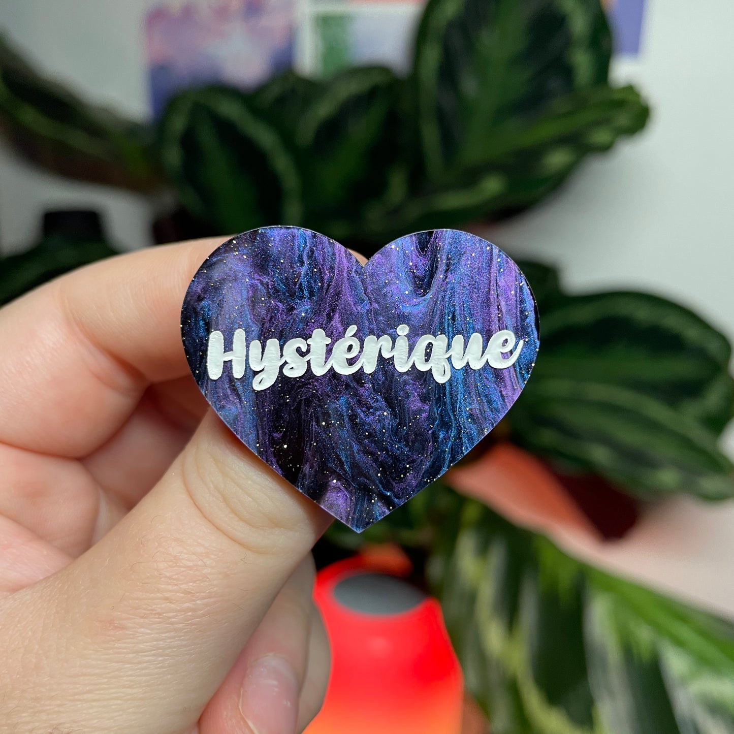[CONTRÔLE TECHNIQUE] Broche "Hystérique" en acrylique marbrée bleue, noire et violette à paillettes