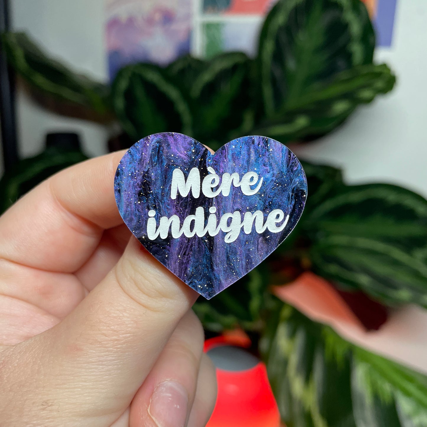 [CONTRÔLE TECHNIQUE] Broche "Mère indigne" en acrylique marbrée bleue, noire et violette à paillettes