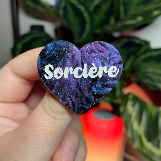 [CONTRÔLE TECHNIQUE] Broche "Sorcière" en acrylique marbrée bleue, noire et violette à paillettes