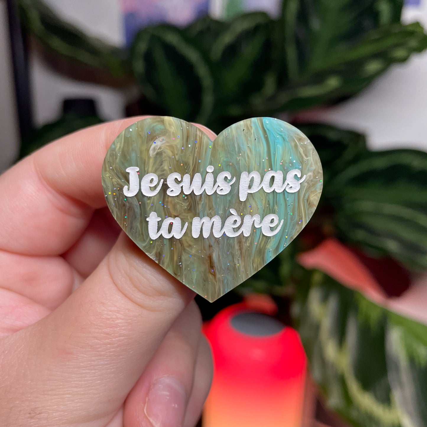 [CONTRÔLE TECHNIQUE] Broche "Je suis pas ta mère" en acrylique marbrée bleue et marron