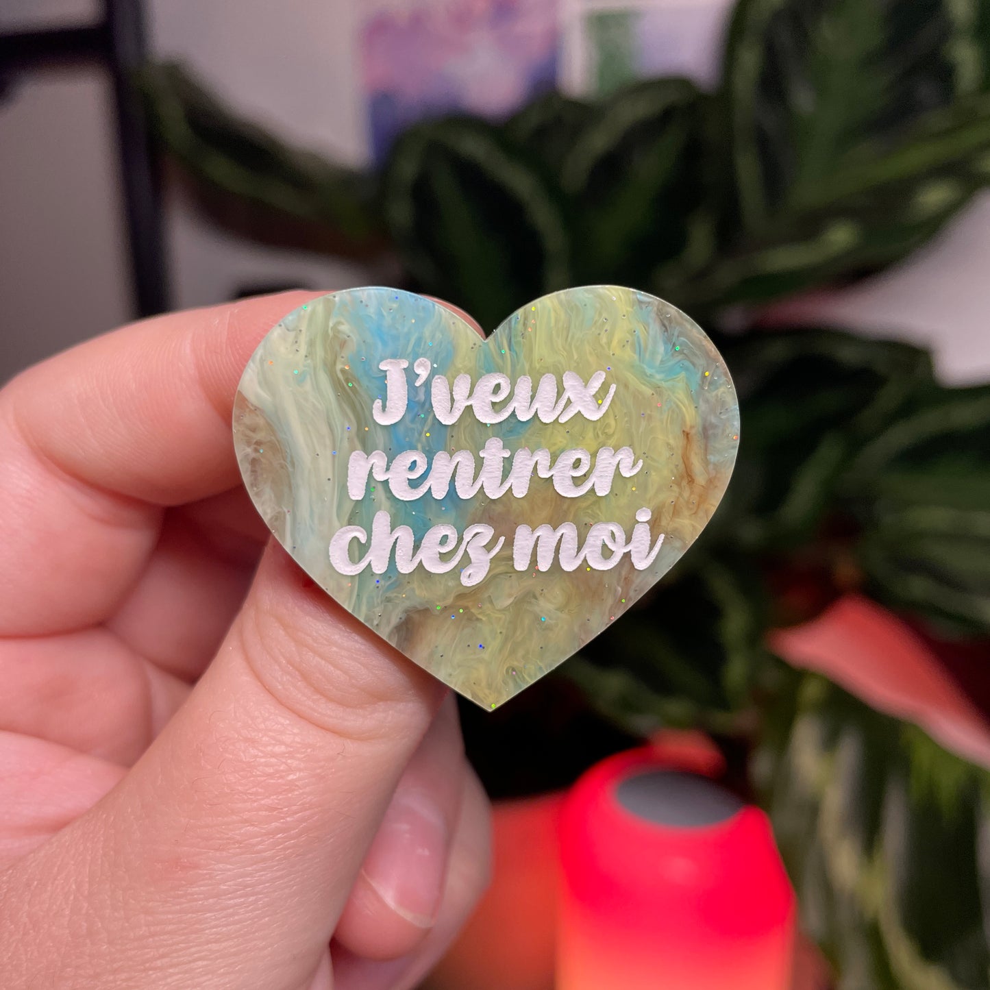 [CONTRÔLE TECHNIQUE] Broche "J'veux rentrer chez moi" en acrylique marbrée bleue et marron