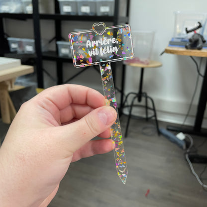 Pic à plante "Arrière, vil félin" en acrylique transparente avec des éclats de confettis multicolores