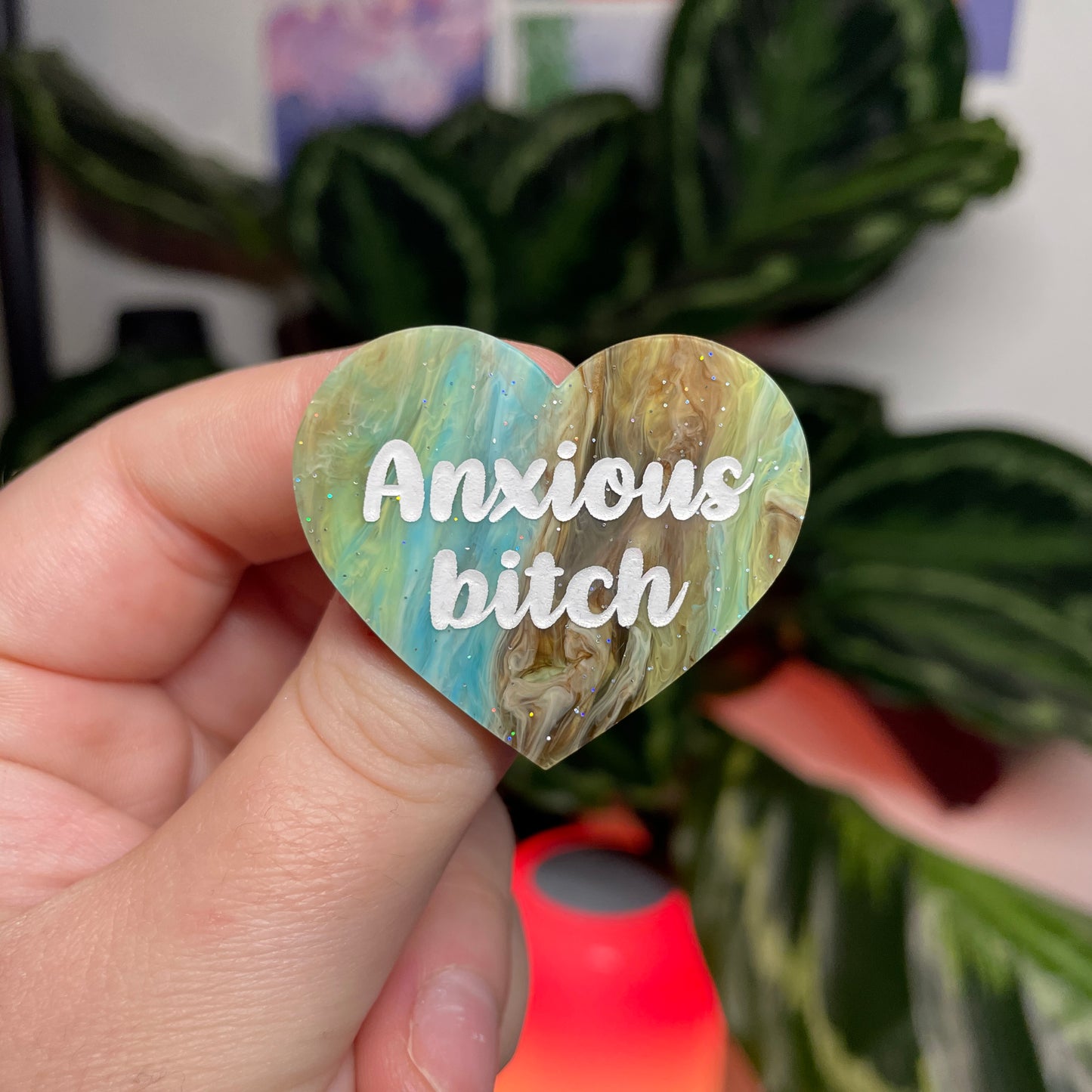 [CONTRÔLE TECHNIQUE] Broche "Anxious bitch" en acrylique marbrée bleue et marron