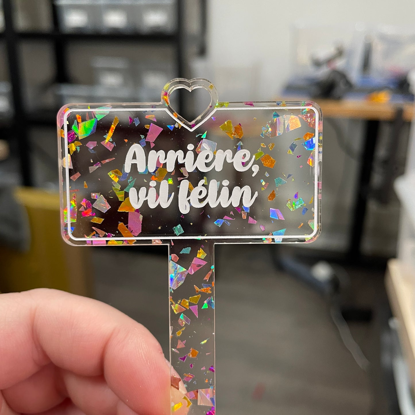 Pic à plante "Arrière, vil félin" en acrylique transparente avec des éclats de confettis multicolores