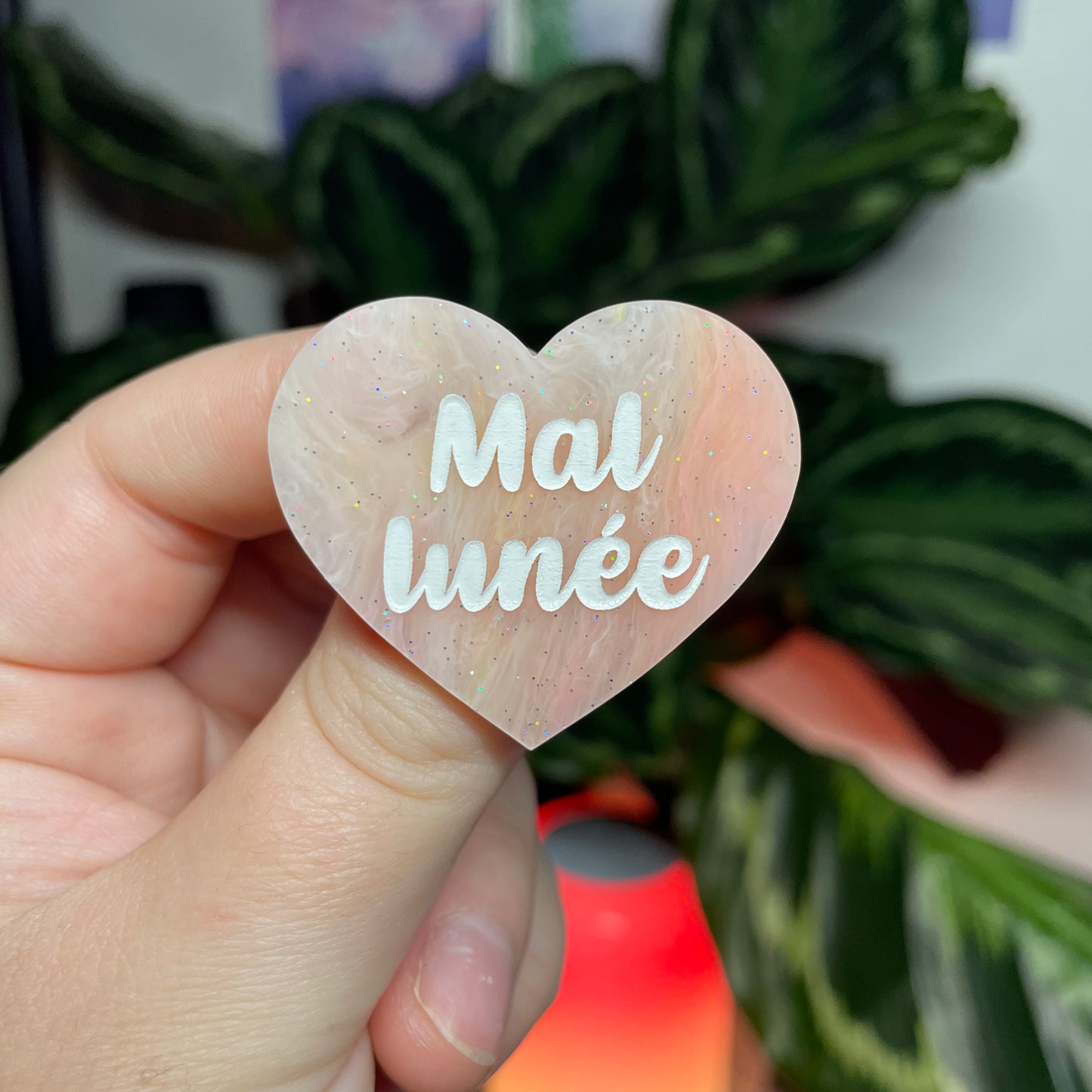 [CONTRÔLE TECHNIQUE] Broche "Mal lunée" en acrylique marbrée corail, jaune et orange