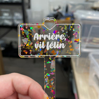 Pic à plante "Arrière, vil félin" en acrylique transparente avec des éclats de confettis multicolores