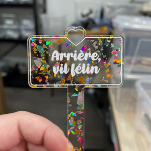Pic à plante "Arrière, vil félin" en acrylique transparente avec des éclats de confettis multicolores