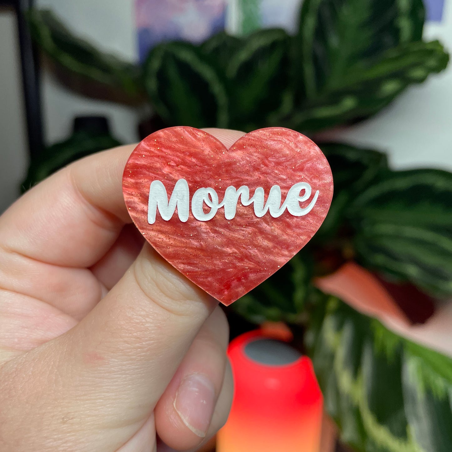 [CONTRÔLE TECHNIQUE] Broche "Morue" en acrylique marbrée rose à paillettes