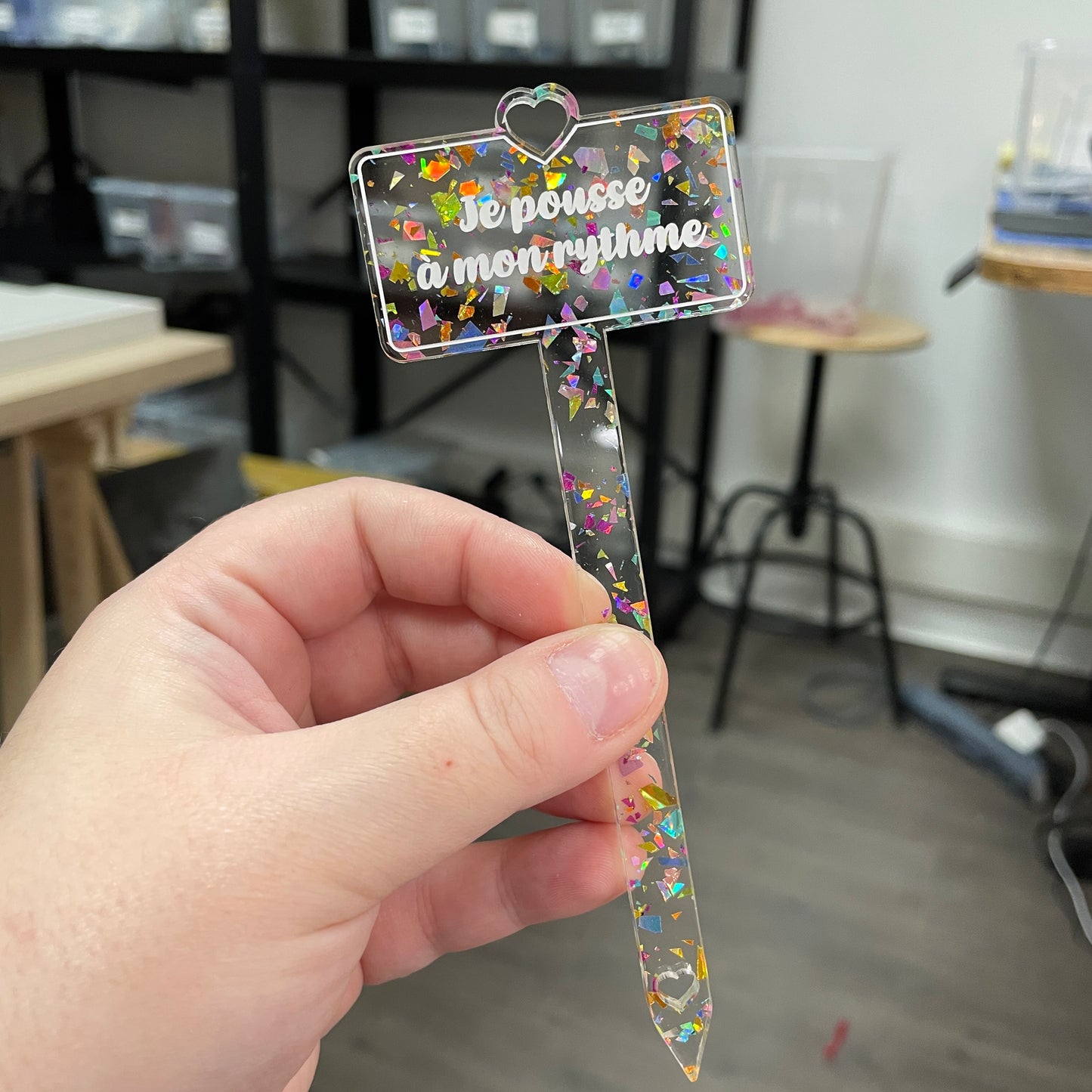 Pic à plante "Je pousse à mon rythme" en acrylique transparente avec des éclats de confettis multicolores