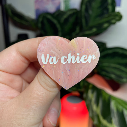 [CONTRÔLE TECHNIQUE] Broche "Va chier" en acrylique marbrée corail, jaune et orange