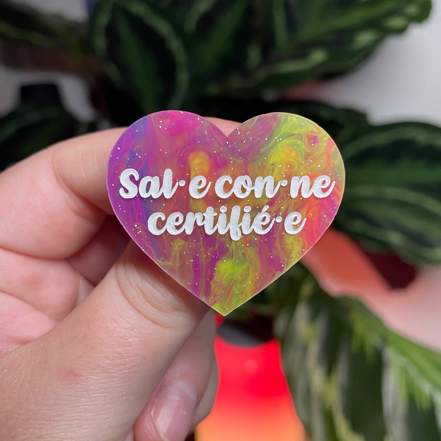 [CONTRÔLE TECHNIQUE] Broche "Sal.e con.ne certifié.e" en acrylique semi transparente marbrée multicolore