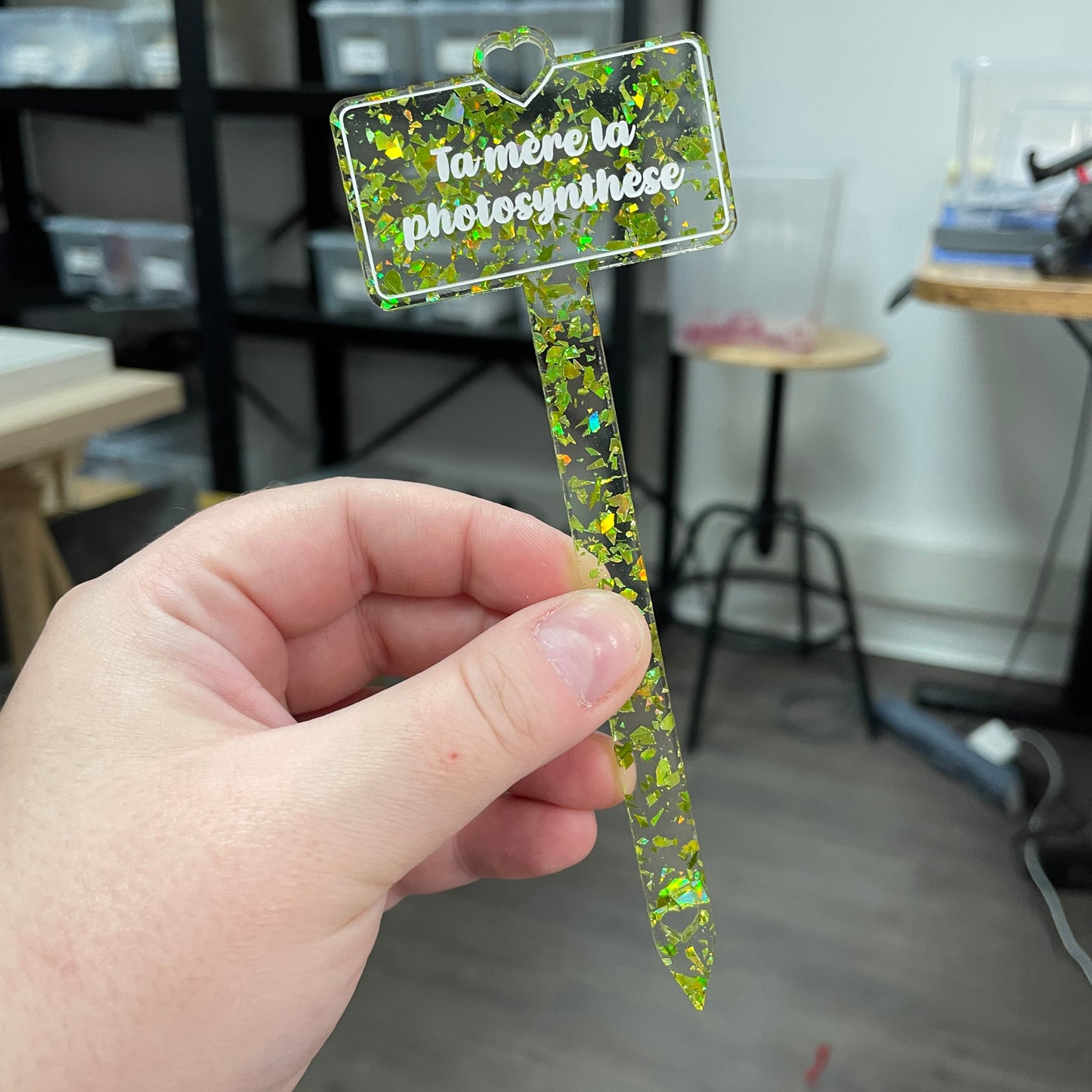 Pic à plante "Ta mère la photosynthèse" en acrylique transparente avec des éclats de confettis jaunes/verts
