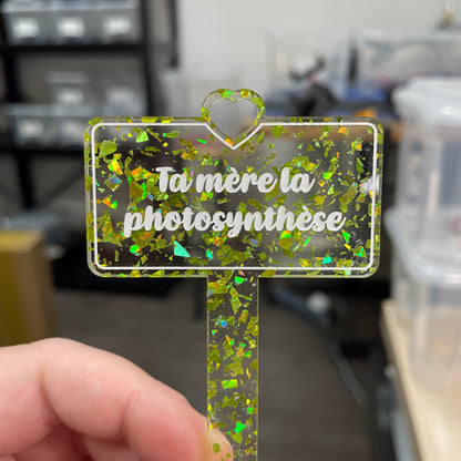 Pic à plante "Ta mère la photosynthèse" en acrylique transparente avec des éclats de confettis jaunes/verts